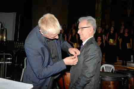 Durante el concierto el maestro Yuri Chuguyev, vicepresidente del Patronato de la Fundación Orden de la Paz de España, impuso a 