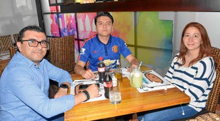 En el restaurante Eñe compartieron Bismark Martínez González, Andrés Martínez Hurtado y Angélica García Sánchez.