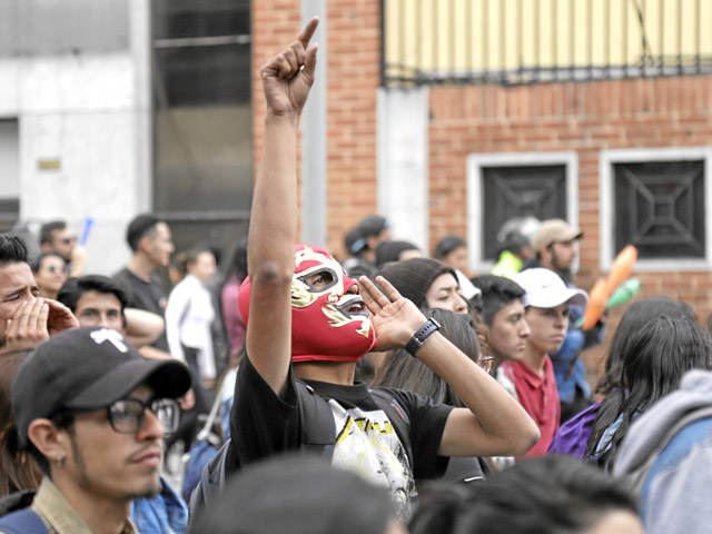 Hasta con máscaras de lucha libre