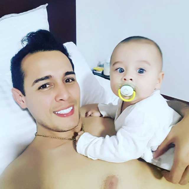 El artista aparece junto a su hijo, Miguel Ángel.