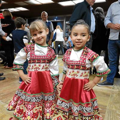 María Acosta López y María Paz Grisales Novoa representaron las tradiciones rusas durante el espectáculo.