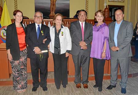 Acompañan a Darío Gómez Jaramillo y Elvira Escobar de Restrepo: María Claudia Parias Durán; Mauricio Londoño Jaramillo, presiden