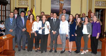 Diputados y miembros de la Junta Directiva del Festival Internacional de Teatro de Manizales, durante el homenaje que se celebró