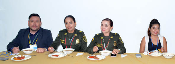 Durante el almuerzo de bienvenida aparecen: Luis Morales García, capitán Martha Arcos Parra, teniente Catherine Orozco Leal y Ma