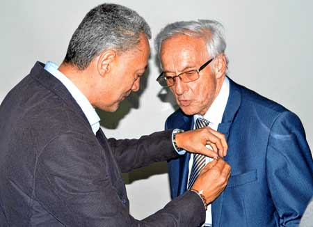 Juan Carlos Gómez Montoya, secretario de Gobierno, impuso a Ignacio Restrepo Abondano, presidente de la Junta Directiva Centro C