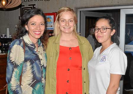 Evelyn Manosalva Rodas, Alice James y Sahana Ovalle Manosalva.