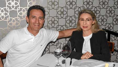 Jorge Ómar Valencia Arias homenajeó a su esposa, Cristina Betancourth Patiño, en una cena en Vino y Pimienta.