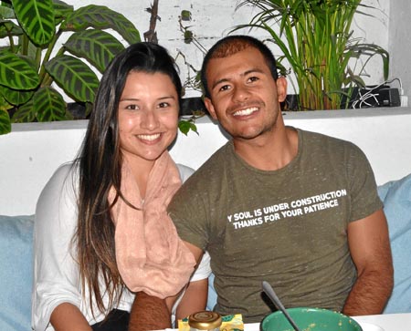 Los novios Laura Melissa Gutiérrez Hernández y Andrés Rivera Correa comieron en el restaurante Ono Poke Bowls. 