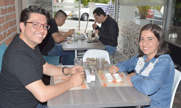 Los amigos Vicente Sepúlveda Romero y Amalia Ovalle Parra se reunieron para almorzar en el restaurante Cháncharos. 