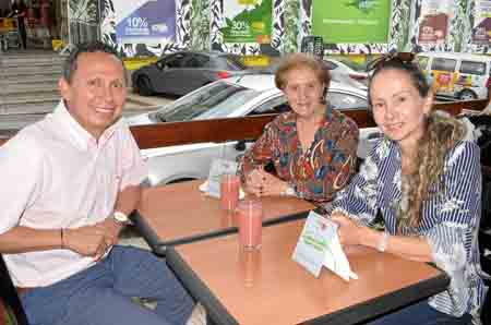 En el restaurante Petizo Núñez almorzaron Anthony Currea Vera, Aleyda Gallego de Álvarez y Claudia Álvarez Gallego. 