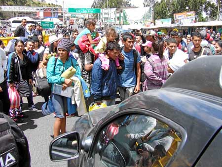 Los emigrantes bloquearon el paso de los vehículos para presionar su ingreso a Ecuador. 