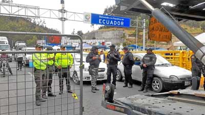 Autoridades ecuatorianas custodian el paso fronterizo.