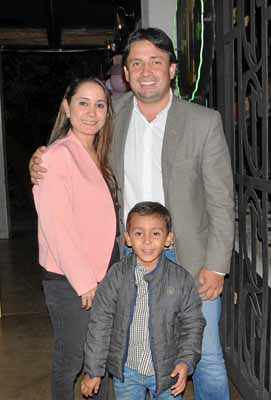 Marcela Gómez Ocampo, Matías Neira Gómez y Marcelo Neira Estrada compartieron en el restaurante Cortesana. 