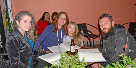 En una comida familiar en el restaurante Nawfalí asistieron Adriana Lucía Escobar Franco, María Clara Escobar Franco, Silvana Co