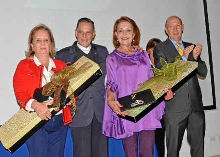 Elvira Escobar de Restrepo y Olga del Socorro Serna de Quintero recibieron  reconocimiento por acompañar a los fundadores en la 