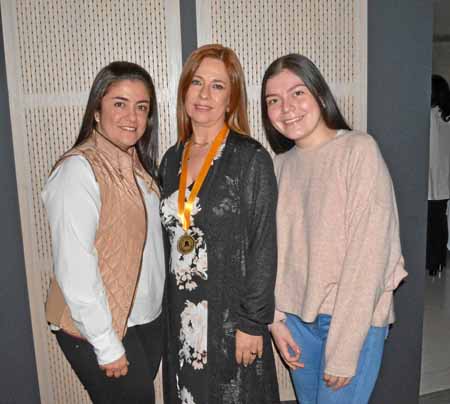 Paula Andrea Aristizábal Vélez, Consuelo Vélez Álvarez; medalla al mérito científico e innovación tecnológica, y Mariana García 