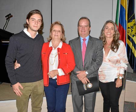 Juan José Restrepo Gómez, Elvira Escobar de Restrepo, Nicolás Restrepo Escobar y Clemencia Gómez Botero. Reconocimiento a LA PAT
