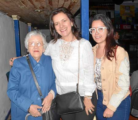 Amparo Ceballos de González, Diana González Ceballos y Sofía Echeverri González .