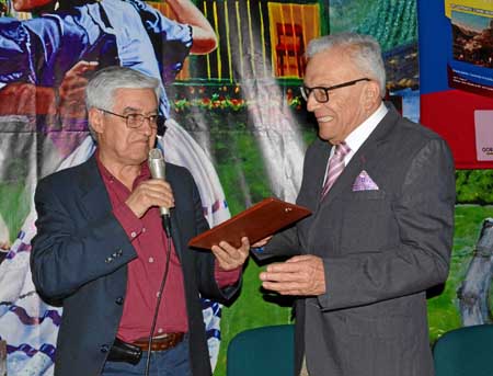 Fabio Vélez Correa entregó a Jaime Ramírez Rojas, la orden Emilio Robledo Correa por su respaldo a la labor misional de la Acade