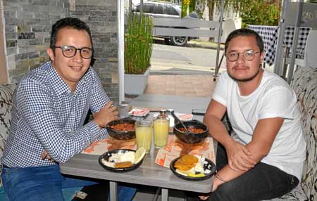 A Darío Arenas le festejó el cumpleaños su amigo Daniel Gómez Restrepo con un almuerzo en el restaurante Cháncharos. 