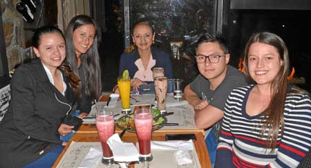 En Buffalo Repúblic se encontraron en una comida familiar María José Cardona Díaz, Lina María Arango Díaz, Daris Díaz Urrea, Fab