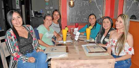 En el restaurante Buffalo Republic la homenajeada fue Diana Clemencia García Cano. Laura Mejía Escobar, Diana Clemencia García C