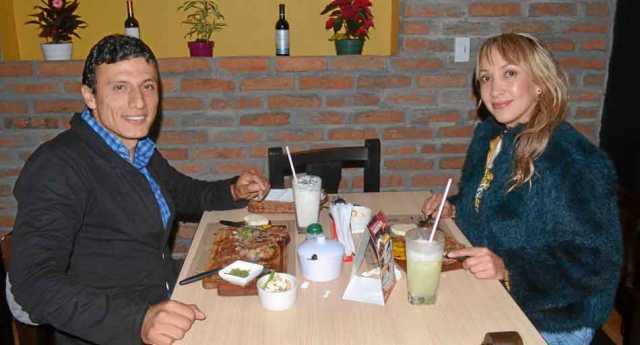 En Asados Chavita compartieron David Mauricio Alzate Zuluaga y Geovanna Montoya Barco.