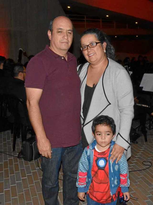 Gabriel Alejandro Vélez Ramírez, Esteban Vélez Muñoz y Lina Patricia Muñoz Jiménez.