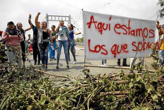 En Cali, los manifestantes bloquearon vías, incluso la vía Panamericana estuvo cerrada. 
