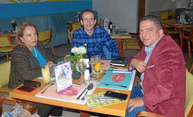 En el restaurante Pop Art del Hotel Las Colinas se reunieron en un almuerzo Noralba Jaramillo Correa, Juan Pablo Ospina Rosas y 