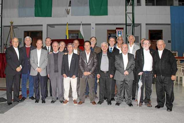 Los egresados que celebraron sus Bodas de Oro de graduación como bachilleres recibieron el escudo como Caballeros de Nuestra Señ