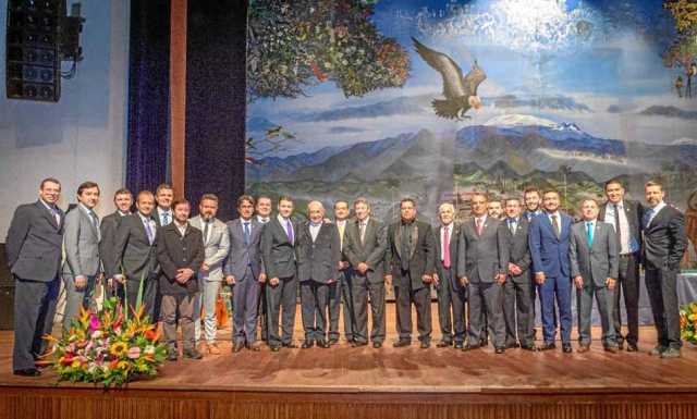 Grupo de bachilleres de 1994 que conmemoró las Bodas de Plata de graduados. También recibieron el escudo como Caballeros de Nues