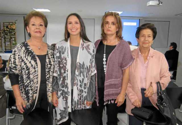 María Teresa Zuluaga Salazar, Camila Pardo Uribe, Claudia Uribe y Ofelia Trujillo de Pardo.