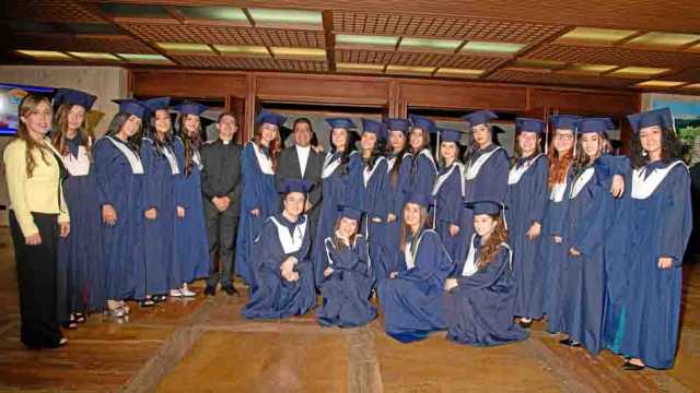 Las alumnas de 11-B aparecen en compañía de la directora de grupo, Elizabeth Alzate Gómez; del rector Carlos Arley Álvarez Bland