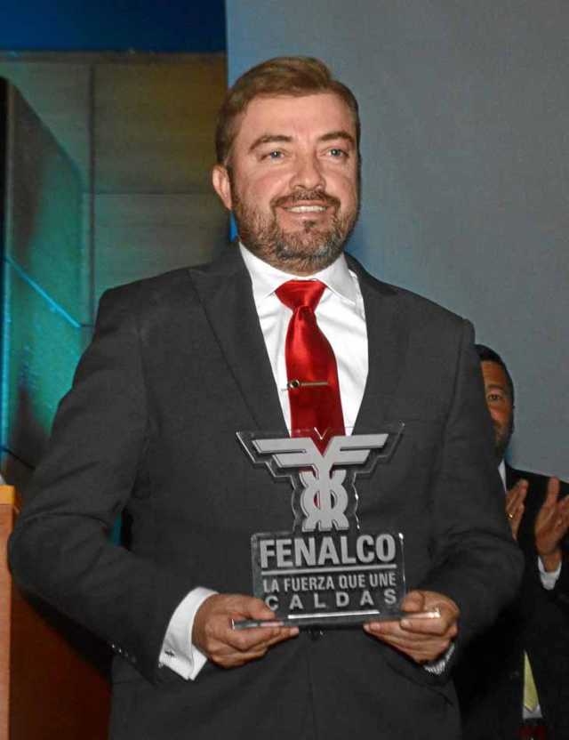 El galardón a la Responsabilidad Social fue para el Canal Regional Telecafé, lo recibió Martín Montoya.