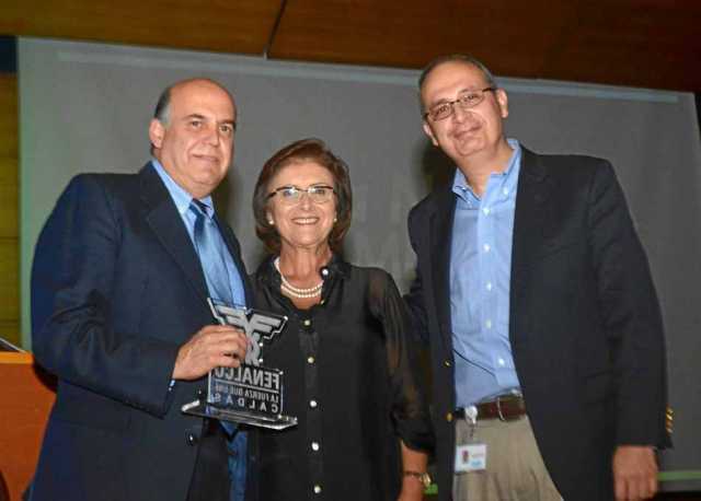 Luis Enrique Velasco, de Insagrín, fue exaltado con el galardón Comerciante distinguido. Lo acompañan Gloria Patricia Arias Pimi