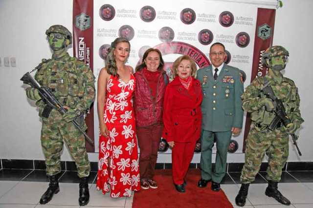 Paola Méndez de Avilán, Claudia Valencia García, Blanca Stella García de Valencia y coronel Gerardo Avilán Villalba.