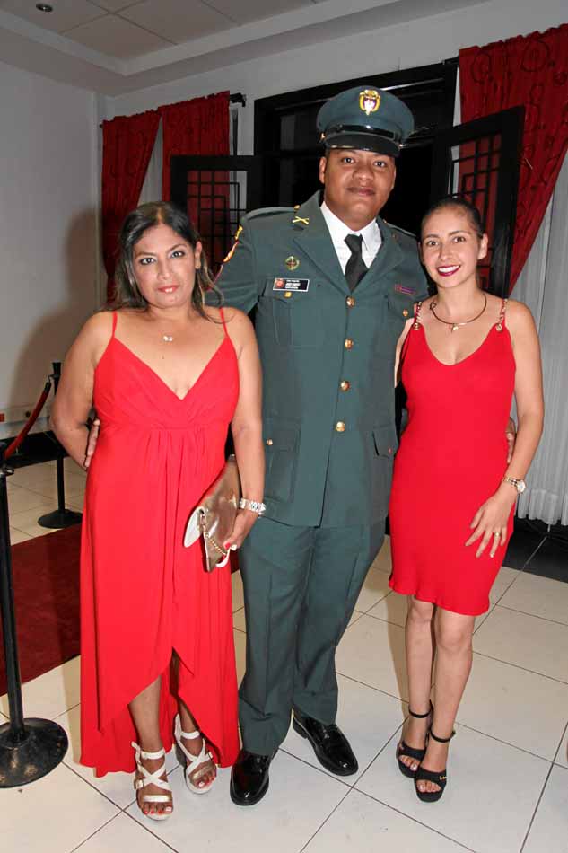 Eliana Trujillo, cabo segundo James Ramírez y Karen Navarro. 
