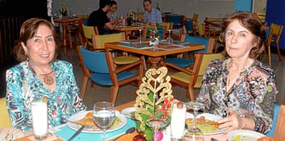 Amparo Henao Gómez y Ligia Gómez Morales almorzaron en el restaurante El Mural del Hotel Pop Art Las Colinas.
