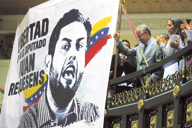 Familiares y simpatizantes del diputado Juan Requesens piden su liberación durante la posesión de Guaidó.