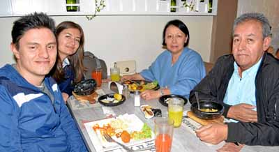 En el restaurante Cháncharos se reunieron Camilo Barrera Valencia, Adriana Ravel Valencia, María Delsy Valencia Valencia y Anton