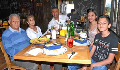 En el restaurante Il Forno estuvieron Óscar Isaza, Ruby Quintero de Isaza, Juan Carlos Isaza Quintero, Valeria Bulla Isaza y San