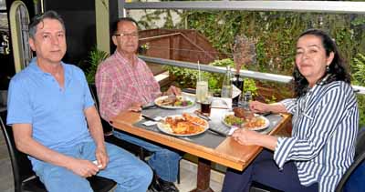 Para celebrar el cumpleaños 80 de Javier Giraldo Arbeláez, Jorge Iván Upegui López y Gloria Inés Giraldo Arbeláez ofrecieron un 