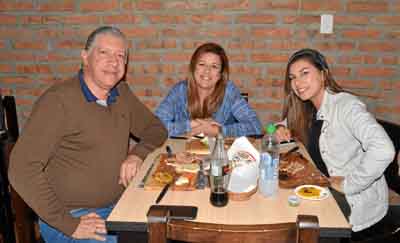 Luis Felipe Gómez Gutiérrez, Adiela Inés Betancurt Henao y Mariana Gómez Betancurt compartieron en el restaurante Asados Chavita