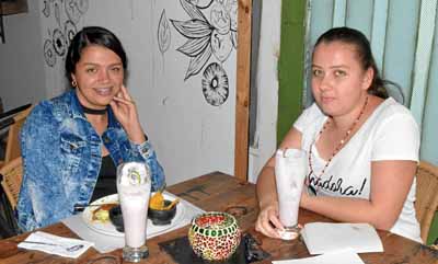 Sandra Milena Muñoz Vásquez y Mónica Quintero González se reunieron en un almuerzo Olivo Gin.