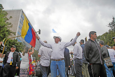 Los marchantes lucieron camisas blancas y uno que otro portó la bandera de Colombia. 