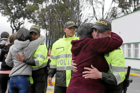 Durante la marcha en Bogotá algunos ciudadanos abrazaron a los policías en símbolo de solidaridad