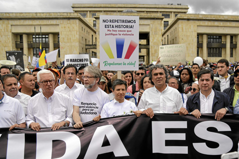 Los líderes políticos también salieron a las calles. 