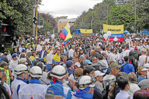 En Bogotá, cientos de personas se movilizan en rechazo al atentado de la Escuela General Santander. 
