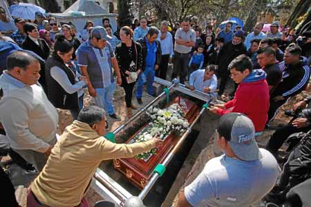 Pobladores de Tlahuililpan (México) participaron en los cortejos fúnebres de algunas de las víctimas mortales de la explosión de